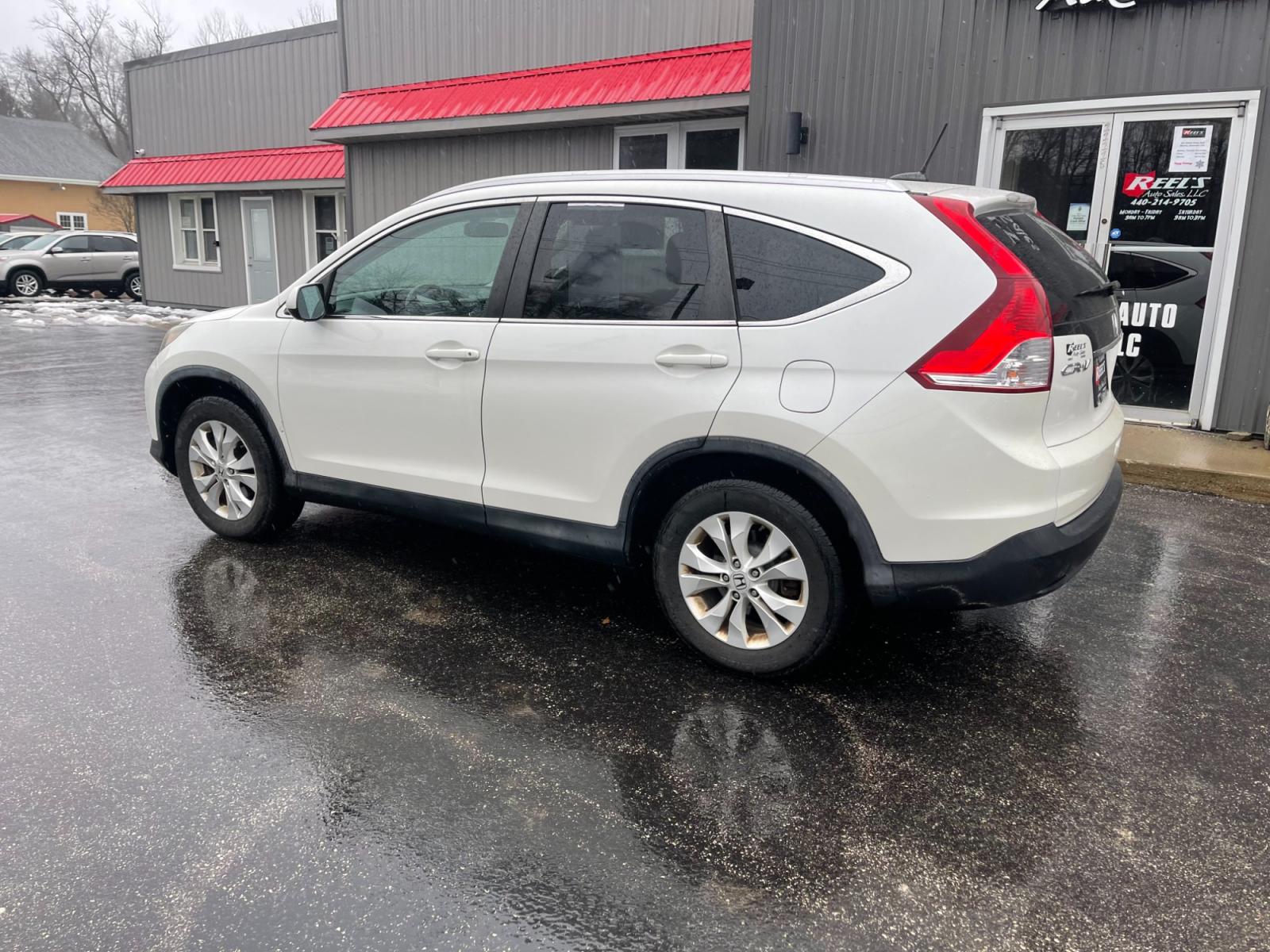 2013 White /Black Honda CR-V EX-L 4WD 5-Speed AT (5J6RM4H71DL) with an 2.4L I4 DOHC 16V engine, 5-Speed Automatic transmission, located at 11115 Chardon Rd. , Chardon, OH, 44024, (440) 214-9705, 41.580246, -81.241943 - This 2013 Honda CR-V EX-L AWD boasts a reliable 2.4L engine paired with a 5-speed automatic transmission, catering to drivers seeking both efficiency and all-wheel-drive capability. Its single-owner status may reassure potential buyers about its maintenance history. Luxurious features such as a leat - Photo #10